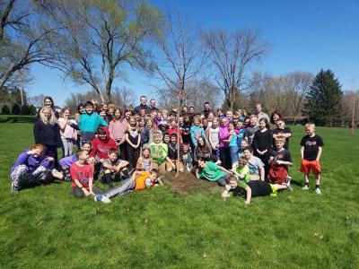 Platteville School District 4th Graders participate in tree planting for Arbor Day